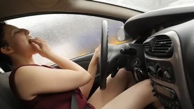 Девушка мастурбирует свою киску прямо за рулем автомобиля