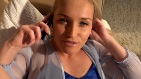 Блонда говорит с мужем по телефону во время секса с любовником